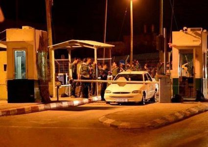 الاحتلال ينكل بشاب على حاجز "الكونتينر" (فيديو)