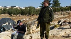 الاحتلال يخطر بوقف البناء في منزل قيد الإنشاء