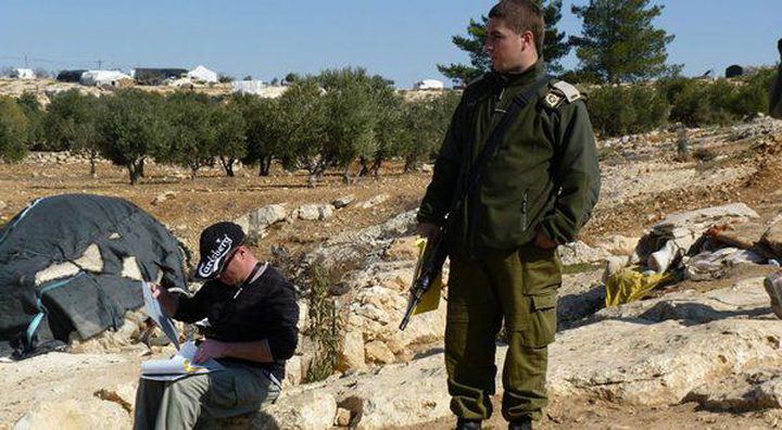 الاحتلال يخطر بوقف البناء في منزل قيد الإنشاء