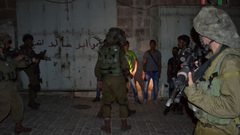 بالصور: الاحتلال يعتقل عائلة بأكملها في سلفيت