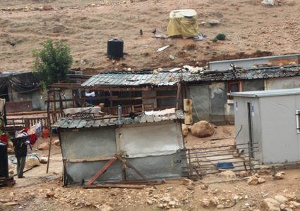 80 مؤسسة دولية تطالب الاحتلال بوقف تدمير وتهجير الخان الأحمر