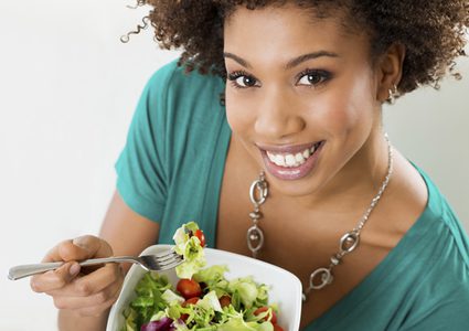 سماعك لصوت مضغك للطعام قد يمنع الإفراط في تناوله