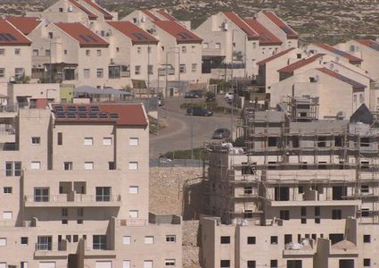 الوزير المتطرف "بينيت" يزعُم: قريباً ستصبح الضفة الغربية جزءاً من دولة الإحتلال