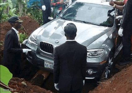 نيجيري ثري يدفن والده بأغرب "تابوت" ممكن