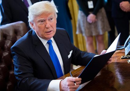 هل يعمل البيت الأبيض على دفع الفلسطينين إلى الزاوية