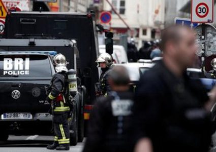 رجل يحتجز رهائن في فرنسا ويطلب الاتصال بالسفارة الإيرانية