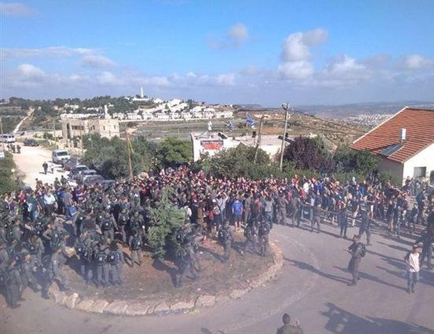 الاحتلال يشرع بإخلاء وحدات استيطانية