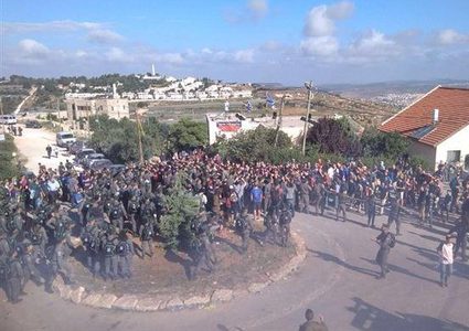 الاحتلال يشرع بإخلاء وحدات استيطانية