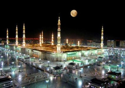 بريطانية مسلمة توجه رسالة لأبناء بلدها من داخل المدينة المنورة .. ماذا قالت؟!