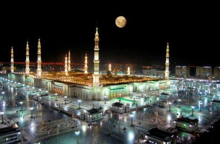 بريطانية مسلمة توجه رسالة لأبناء بلدها من داخل المدينة المنورة .. ماذا قالت؟!