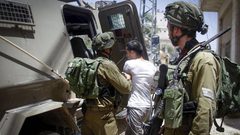 الاحتلال يعتقل شابا بعد الاعتداء عليه بالضرب شرق قلقيلية