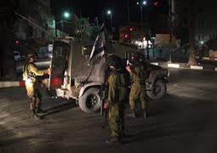 الاحتلال يعتقل شابا ويصيب آخر في عملية دهس