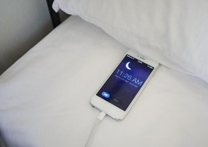 لماذا لا يجب شحن الهاتف أثناء النوم؟