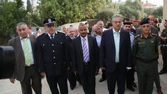 محافظ وفعاليات طولكرم يضعون أكاليل زهور على أضرحة الشهداء