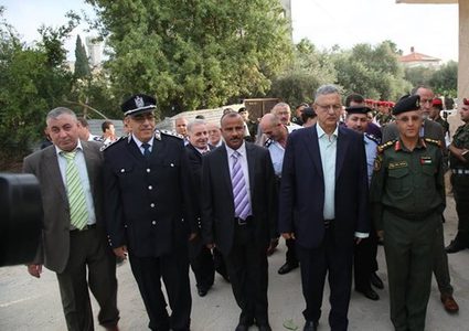 محافظ وفعاليات طولكرم يضعون أكاليل زهور على أضرحة الشهداء