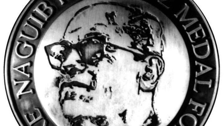 جائزة نجيب محفوظ تتحول من المحلية للعالمية