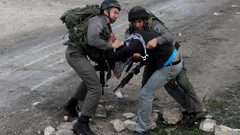 الاحتلال يعتقل شابين من كفر قدوم شرق قلقيلية