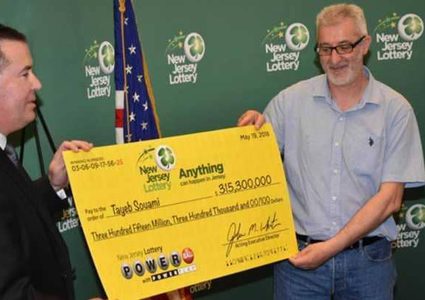 صدفة تقود مهاجرا للفوز بـ315 مليون دولار