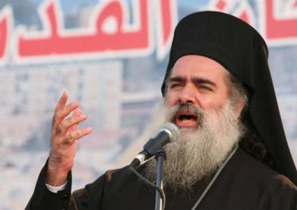 المطران حنا: الفلسطينيون متشبثون بثوابتهم مهما اشتدت المؤامرات