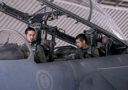 التحالف العربي بقيادة السعودية يشن ضربات جوية على مطار الحديدة اليمني