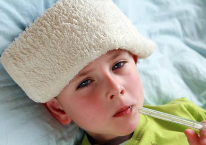 6 طرق سريعة لتخفيض حرارة الأطفال