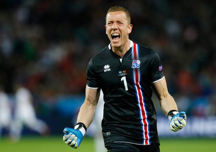 حارس مرمى آيسلندا يكشف سر تصديه لكرة جزاء ميسي