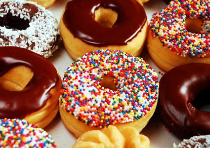 لماذا يدمن الغالبية على تناول حلوى الدونات بكثرة ؟