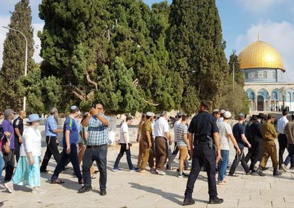 للمرة الخامسة... مستوطن يعقد قرانه في باحات الأقصى