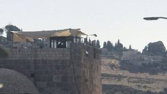 الاحتلال يضيق على "باب الرحمة" بنقطة مراقبة