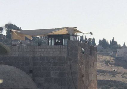 الاحتلال يضيق على "باب الرحمة" بنقطة مراقبة