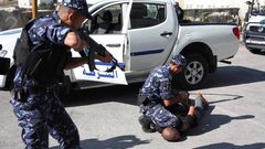 الشرطة تقبض على ثلاثة أشخاص بتهمة السرقة وحرق بضاعة في بيت لحم