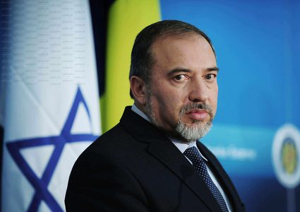 ليبرمان يتوعد باغتيال مطلقي الطائرات الورقية