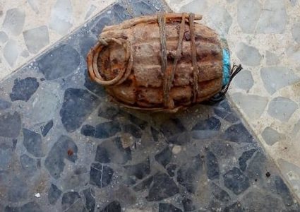 الشرطة تتعامل مع قنبلة يدوية من مخلفات الاحتلال في الخليل