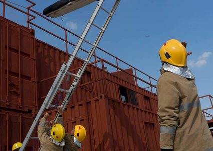 76 حادث إطفاء وإنقاذ خلال يوم واحد فقط