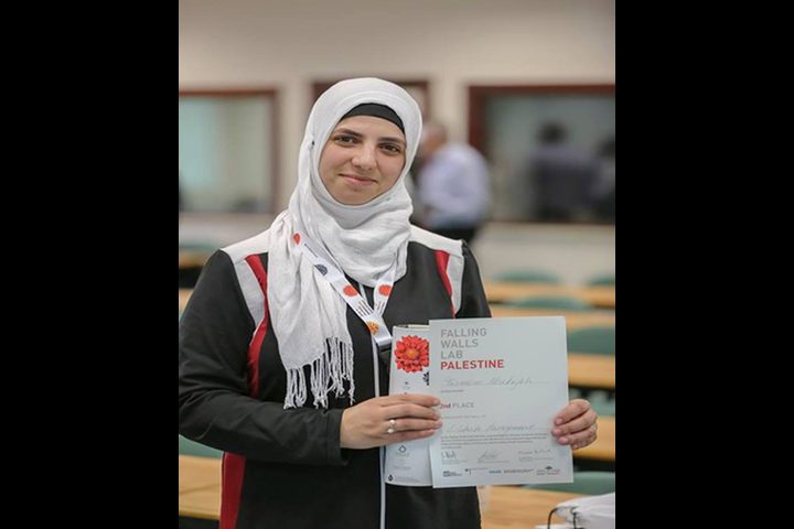 طالبة تفوز بالمركز الثاني على مستوى فلسطين بمسابقة (الجدران المتساقطة) الألمانية