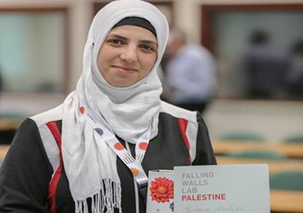 طالبة تفوز بالمركز الثاني على مستوى فلسطين بمسابقة (الجدران المتساقطة) الألمانية