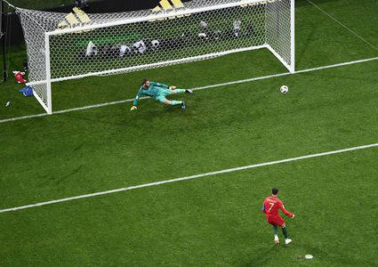 صور على هامش المونديال وفضيحة من العيار الثقيل تلاحق منتخب البلد المستضيف!