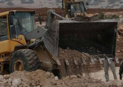 مستوطنون يجرفون عشرات الدونمات من أراضي المواطنين شرق يطا
