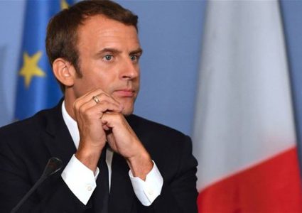 ماكرون يوبخ صبيا.. والسبب!