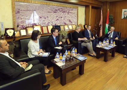 وفد من القنصلية الفرنسية العامة في القدس يزور النجاح لبحث سبل تطوير التعاون المشترك