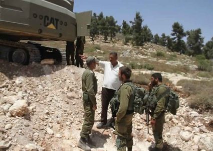 قوات الاحتلال تستولي على حفار ومعدات شرق بيت لحم