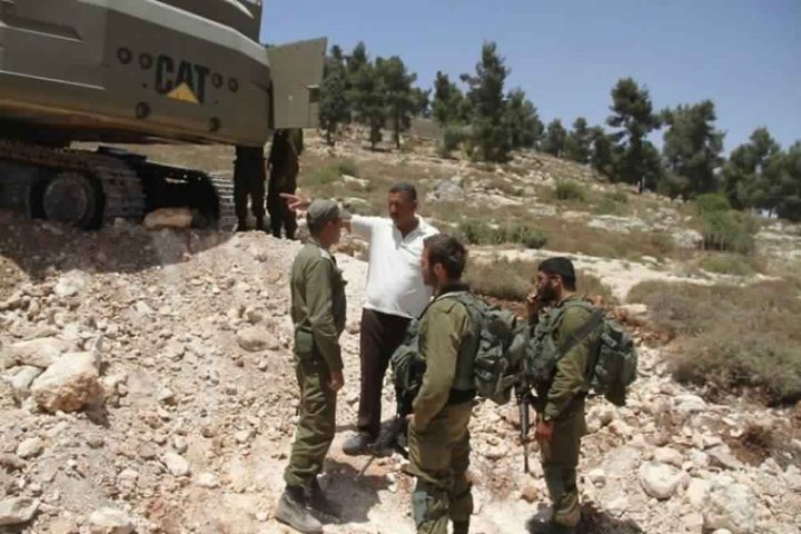 قوات الاحتلال تستولي على حفار ومعدات شرق بيت لحم