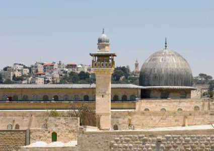 الإعلام: "قانون منع الأذان" عدوان على حرية العبادة