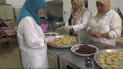 رائحة معمول و كعك العيد تفوح في بيوت غزة وشوارعها (فيديو)