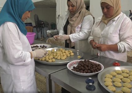 رائحة معمول و كعك العيد تفوح في بيوت غزة وشوارعها (فيديو)