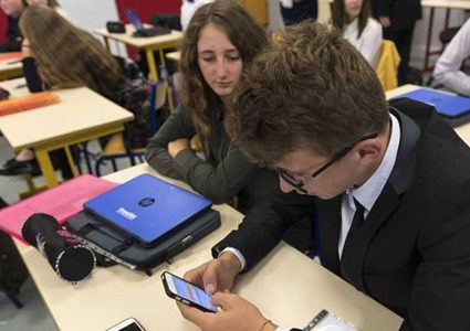 بريطانيا تحظر الهواتف في المدارس