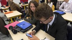 بريطانيا تحظر الهواتف في المدارس