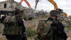 الاحتلال يهدم منزلاً في قلنديا شمال القدس