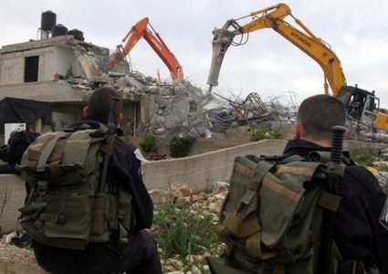 الاحتلال يهدم منزلاً في قلنديا شمال القدس