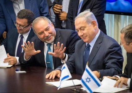 نتنياهو وليبرمان وايزنكوت يتوعدون بتصعيد الرد على غزة